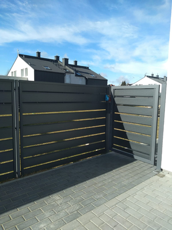 Schiebetor im Horizontalzaun