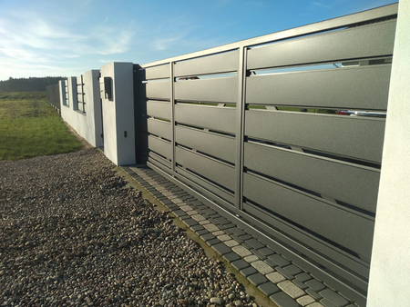 Schiebetor im Modern+ Zaun