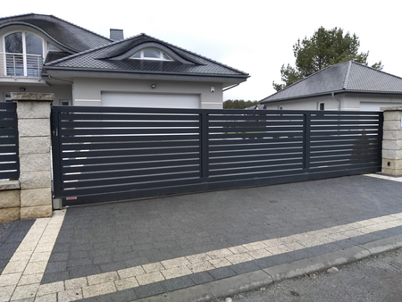 Schiebetor im Palisaden+ Zaun