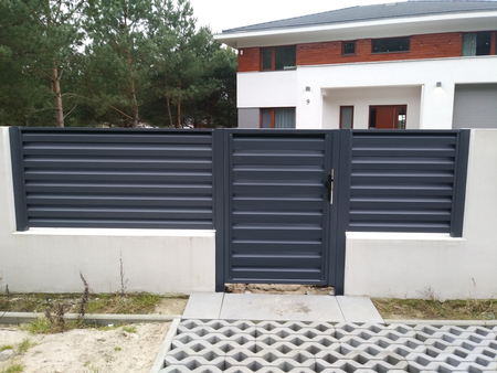 Pforte im Premium-Jalousienzaun