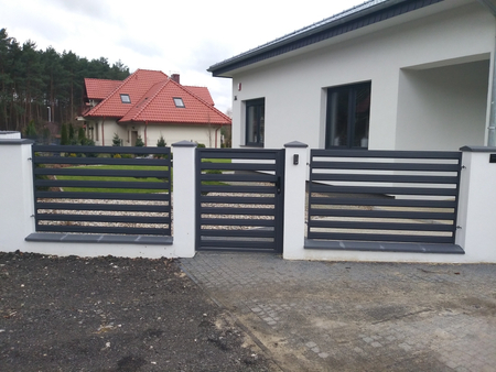 Pforte im Palisadenzaun