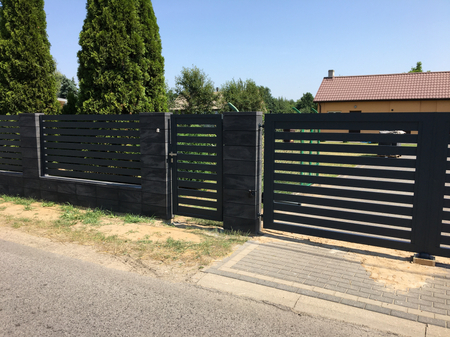 Doppelflügeltor im Palisaden+ Zaun