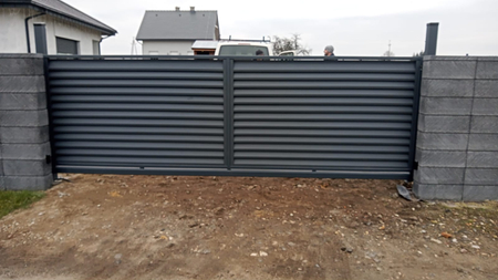 Schiebetor im Jalousienzaun