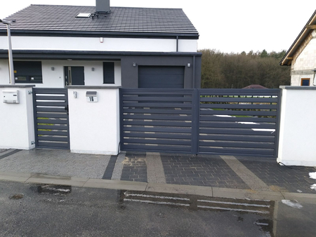 Doppelflügeltor im Palisadenzaun